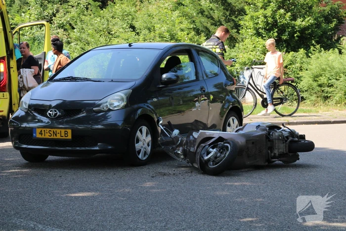 Scooterrijder gewond bij botsing met auto