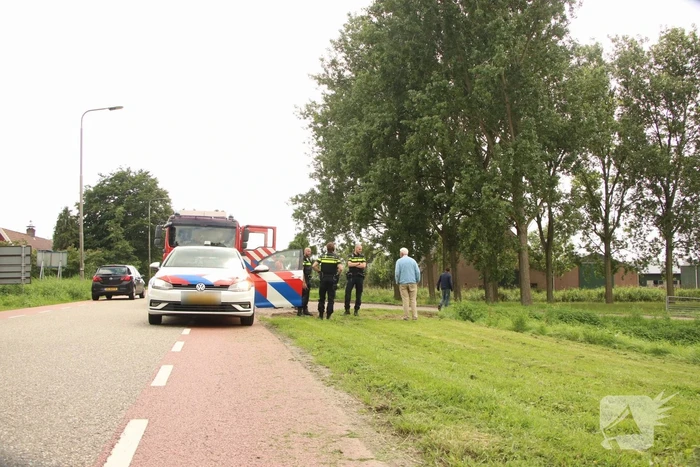Zitmaaier gekanteld en belandt op slootrand