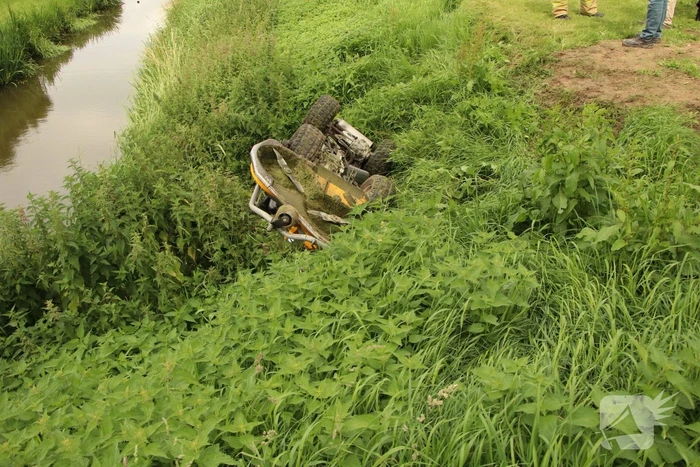Zitmaaier gekanteld en belandt op slootrand