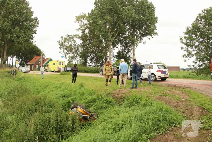 Zitmaaier gekanteld en belandt op slootrand