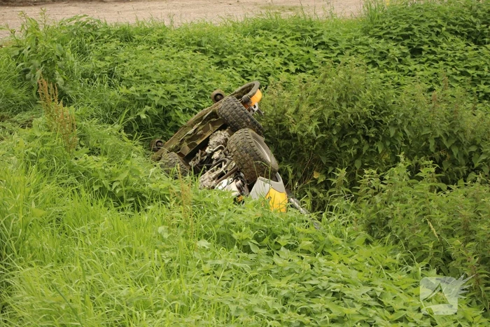 Zitmaaier gekanteld en belandt op slootrand