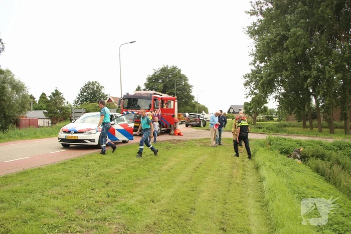 Zitmaaier gekanteld en belandt op slootrand