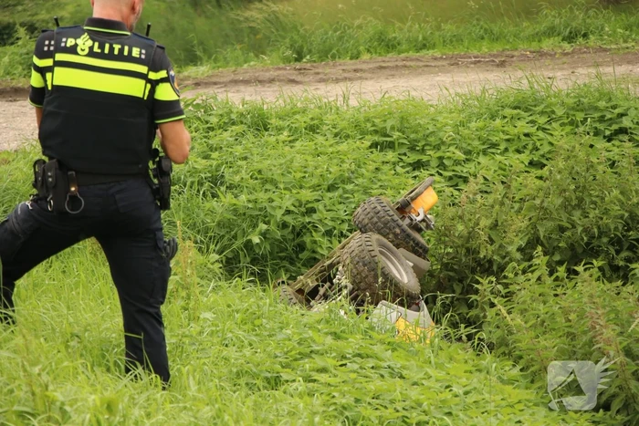 Zitmaaier gekanteld en belandt op slootrand