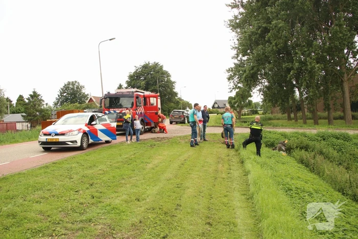 Zitmaaier gekanteld en belandt op slootrand