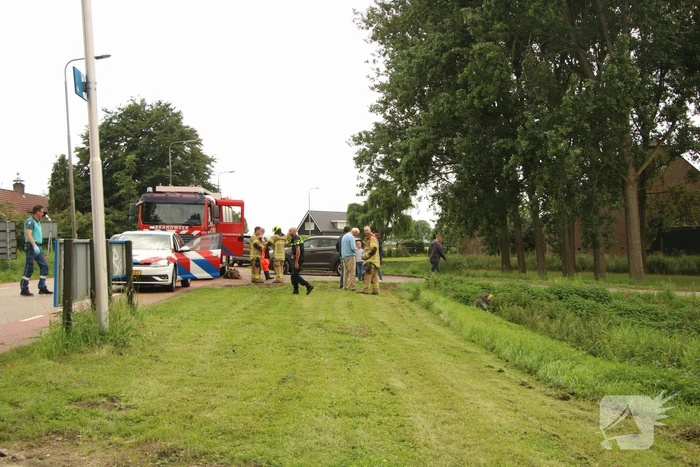 Zitmaaier gekanteld en belandt op slootrand