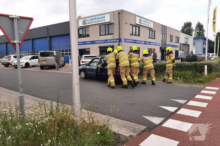 Schade bij botsing tussen drie voertuigen