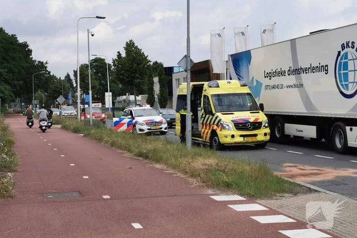 Schade bij botsing tussen drie voertuigen