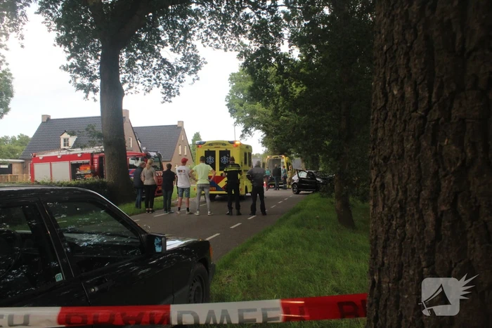 Bestuurder botst met personenauto tegen boom