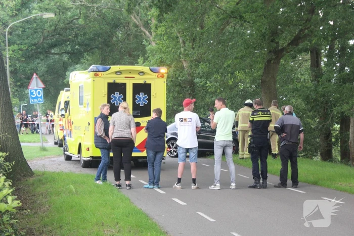 Bestuurder botst met personenauto tegen boom