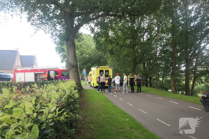 Bestuurder botst met personenauto tegen boom