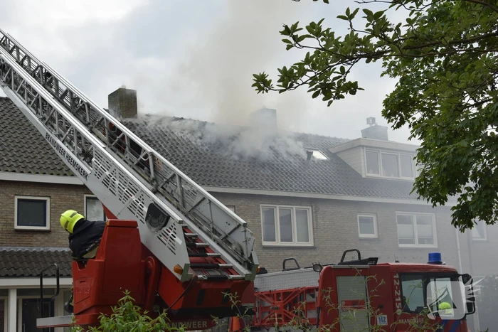 Dak woning volledig in brand
