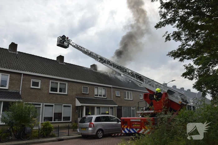 Dak woning volledig in brand