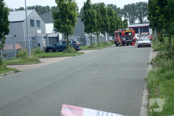 Overleden persoon aangetroffen na brand in loods