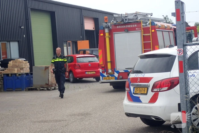 Overleden persoon aangetroffen na brand in loods