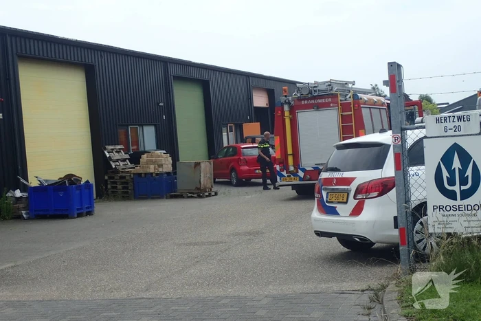 Overleden persoon aangetroffen na brand in loods