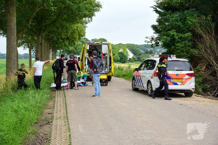 Parachutist zwaargewond na landing in boom