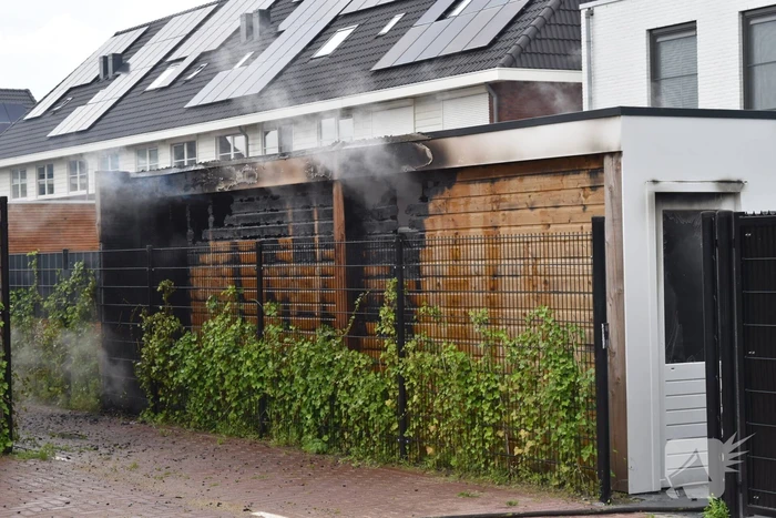 Uitslaande brand in tuinhuis van woning