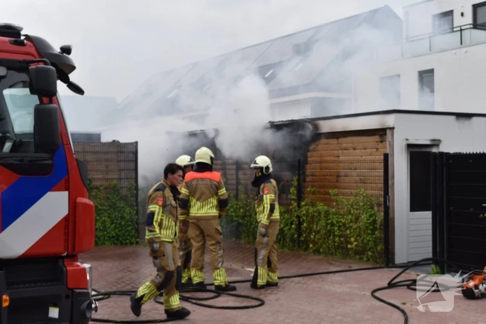 Uitslaande brand in tuinhuis van woning