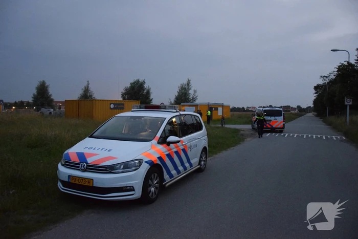Brandstichting in stapel pallets op bouwterrein