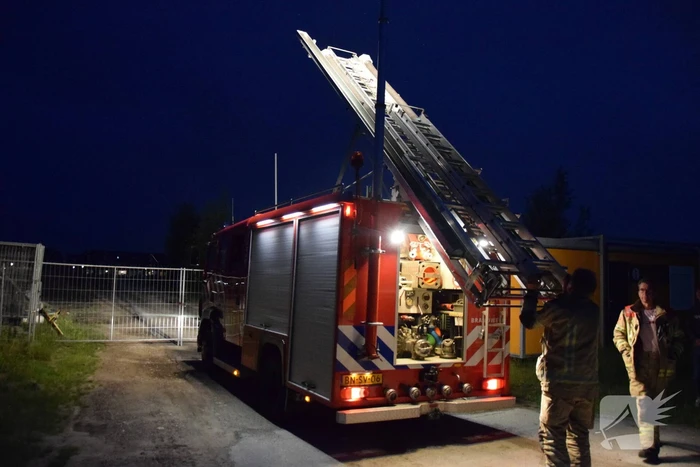 Brandstichting in stapel pallets op bouwterrein