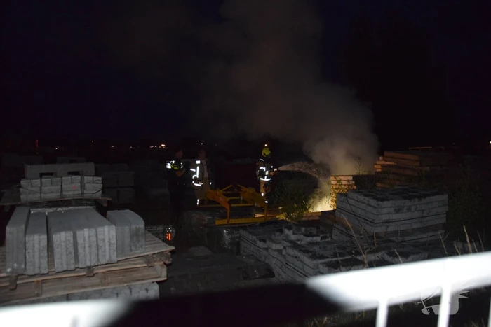Brandstichting in stapel pallets op bouwterrein