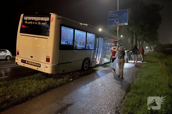 Touringcar strandt door vastgelopen rem