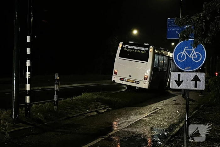 Touringcar strandt door vastgelopen rem