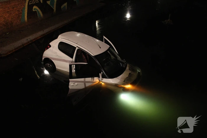 Auto raakt te water na ongeval