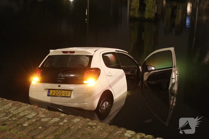 Auto raakt te water na ongeval