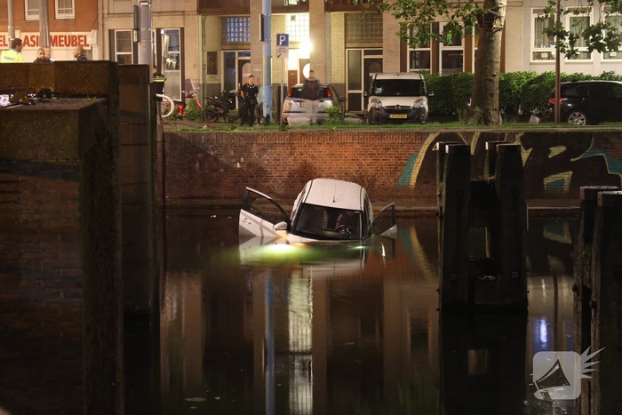 Auto raakt te water na ongeval