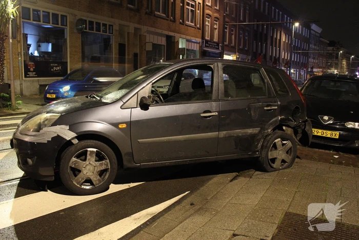 Auto raakt te water na ongeval