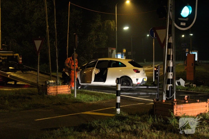 Bestuurder onder invloed rijdt auto op paal
