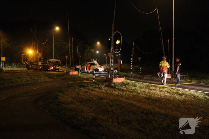 Bestuurder onder invloed rijdt auto op paal
