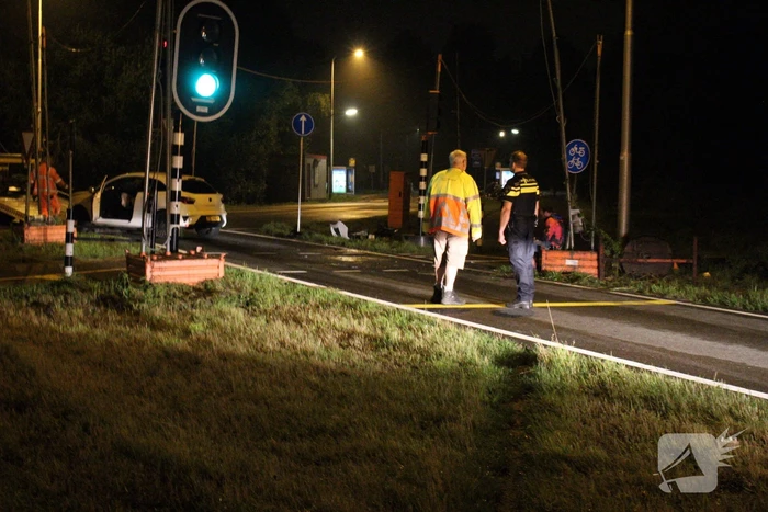 Bestuurder onder invloed rijdt auto op paal