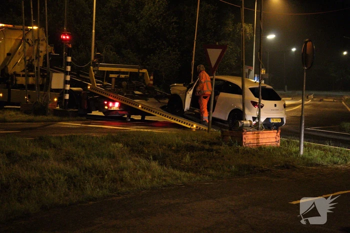 Bestuurder onder invloed rijdt auto op paal