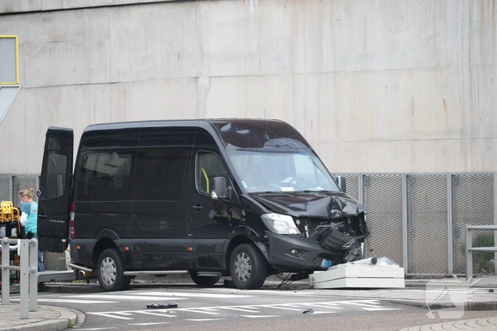 Bestelbus in de kreukels na botsing