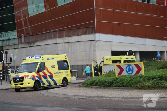 Bestelbus in de kreukels na botsing