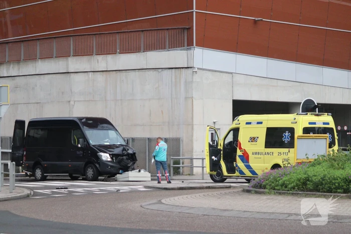 Bestelbus in de kreukels na botsing