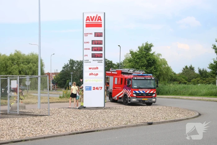 Brandweer doet onderzoek bij Avia Tankstation