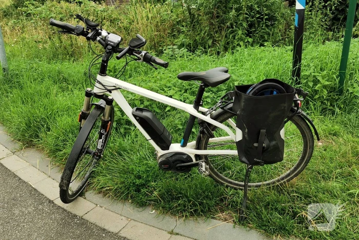 E-biker gewond bij botsing tegen paaltje