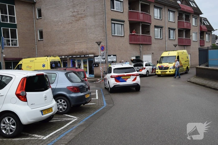 Persoon zwaargewond na val van dak