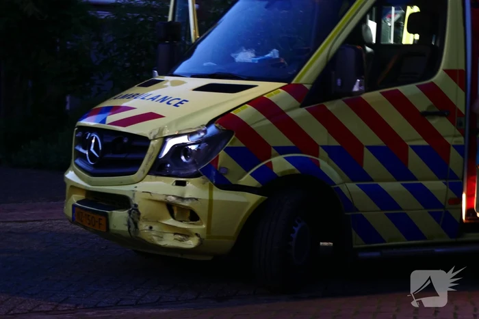Ambulance en stadsbus komen met elkaar in botsing