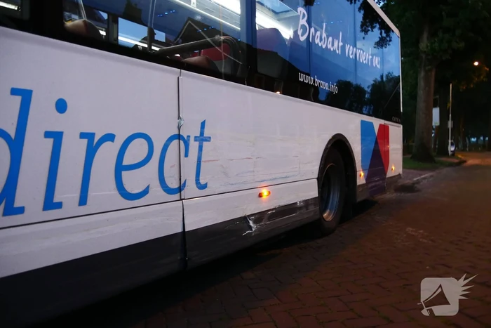 Ambulance en stadsbus komen met elkaar in botsing
