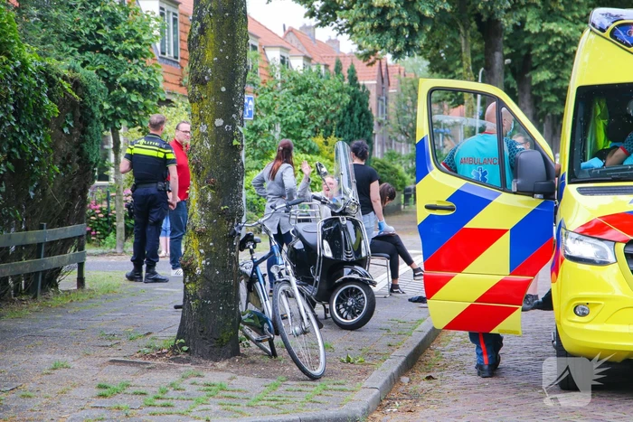 Scooterrijdster en fietser komen met elkaar in botsing
