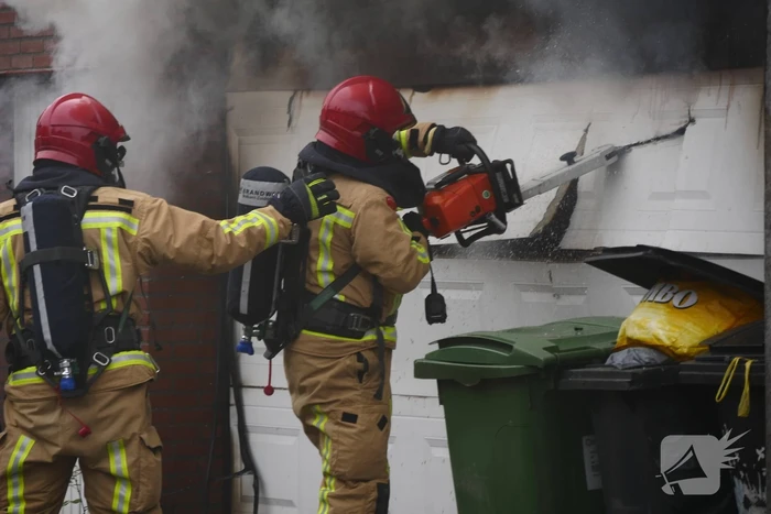 Uitslaande brand in garage
