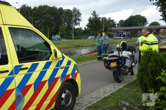 Bestelbus belandt in kanaal Drentse Hoofdvaart