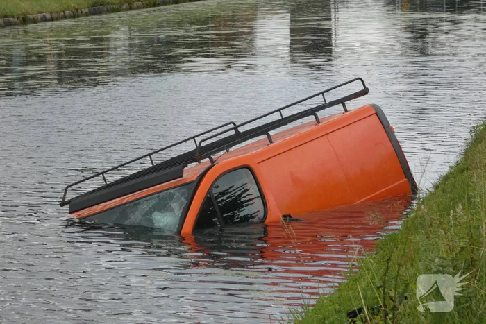 Bestelbus belandt in kanaal Drentse Hoofdvaart