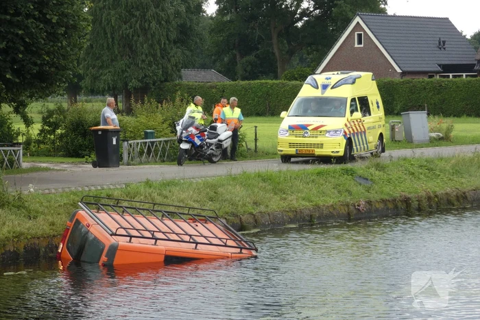 Bestelbus belandt in kanaal Drentse Hoofdvaart