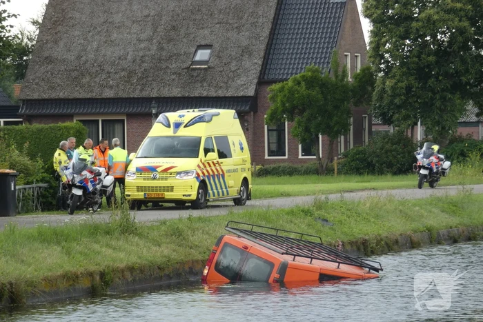 Bestelbus belandt in kanaal Drentse Hoofdvaart