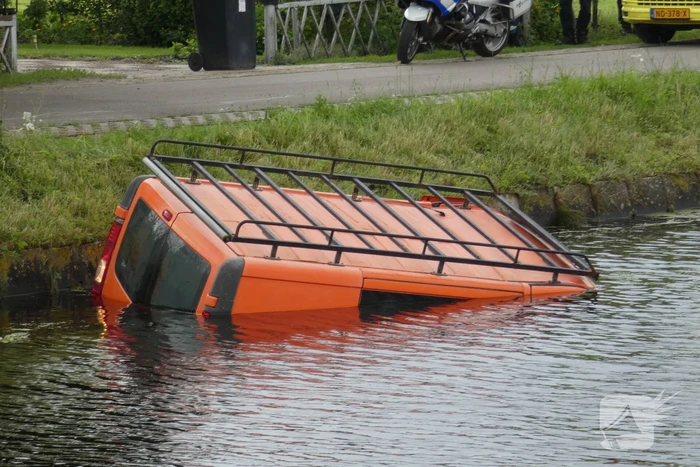 Bestelbus belandt in kanaal Drentse Hoofdvaart